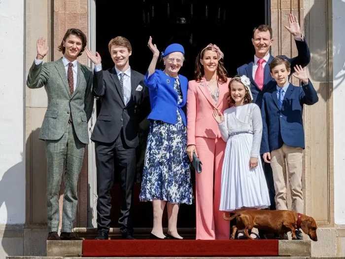 83岁丹麦女王难断家务事：大儿子风流出轨，二儿子头衔被夺撕破脸