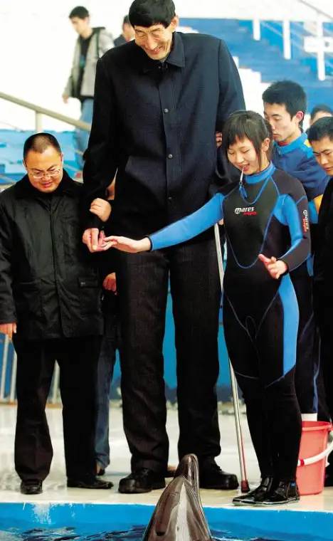 他是中国第一巨人，比姚明高10厘米，娶了一个比自己小28岁的女孩