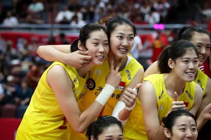 中国女排史上第一高人2.01米的袁心玥，父母都是篮、排球运动员。