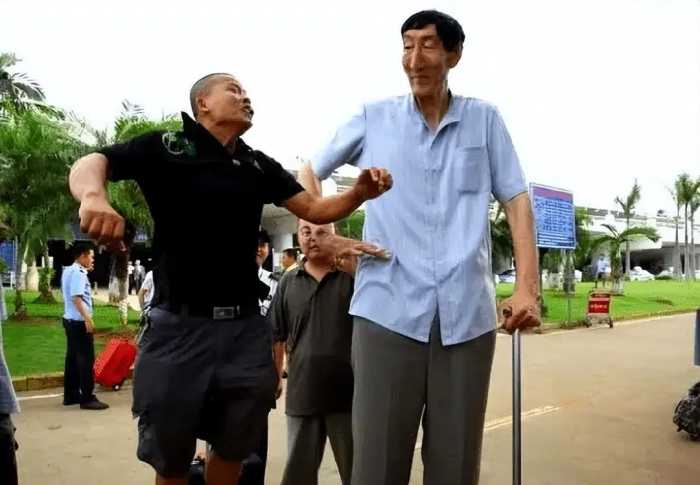 中国第一巨人鲍喜顺：不听医生忠告执意生下一子，儿子现身高多少