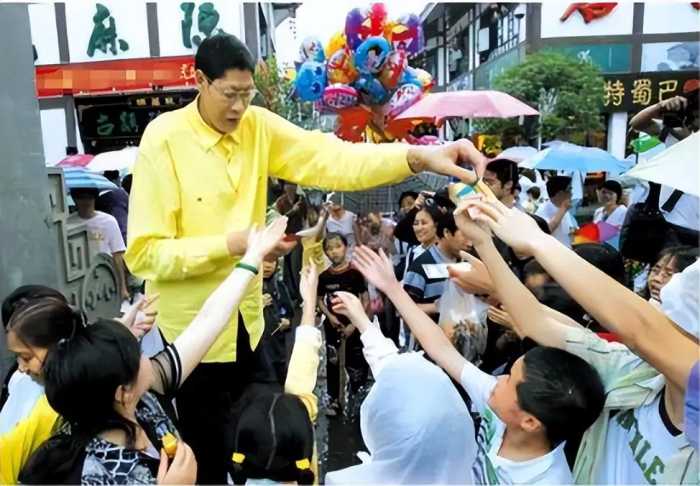 “亚洲第一高人”张俊才：身高2.42米,25年前娶重庆姑娘,如今怎样