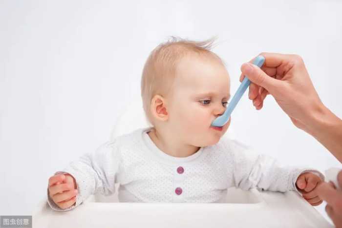 三个月的宝宝不愿意吃米粉：辅食加早了！婴儿辅食究竟该怎么加？